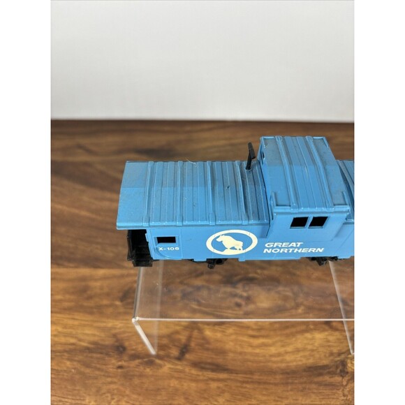 Bachmann HO Scale Great Northern X-106 Blue Caboose - Picture 2 of 7